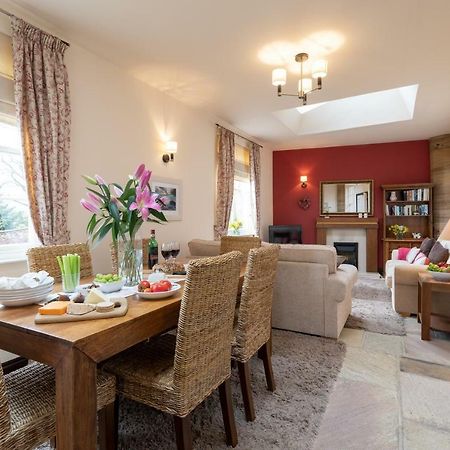 Mews Cottage 惠特比 外观 照片